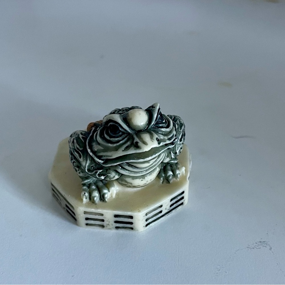 Relatable grumpy frog 🐸